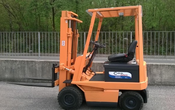 CARRELLO ELEVATORE USATO TOYOTA 1500 KG BATTERIA E CARICABATTERIA NUOVI