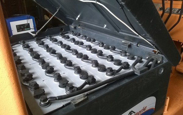 CARRELLO ELEVATORE USATO TOYOTA 1500 KG BATTERIA E CARICABATTERIA NUOVI
